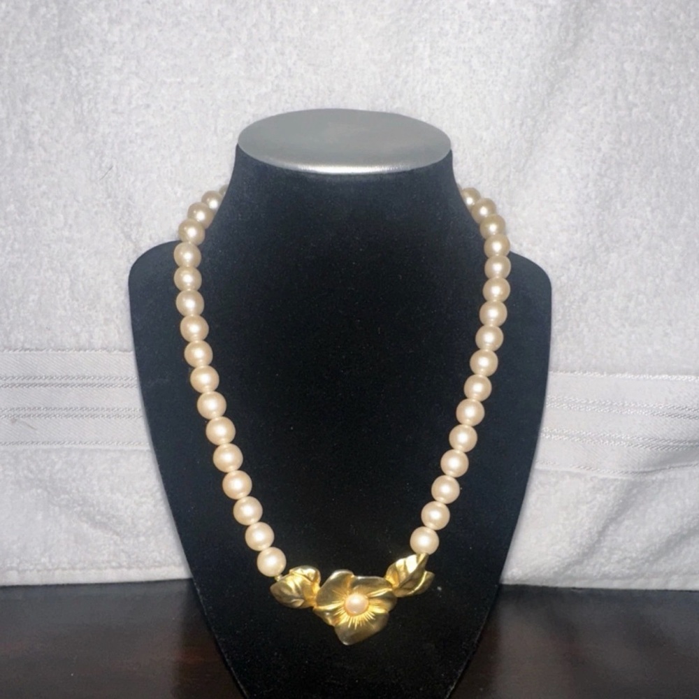 GIVENCHY Gold tone flower pendant necklace imitation pearl Beaded fashion